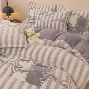 Плюшен комплект с ластик 160х200см, 4 части ,100% полиестер